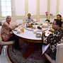 Jokowi Makan Bareng Pengawal